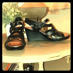 Clark's bendable scandal wedges